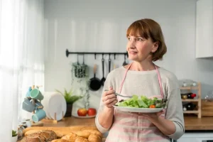 Mutfakta salata tabağı tutan kadın ve pratik öğün hazırlığı